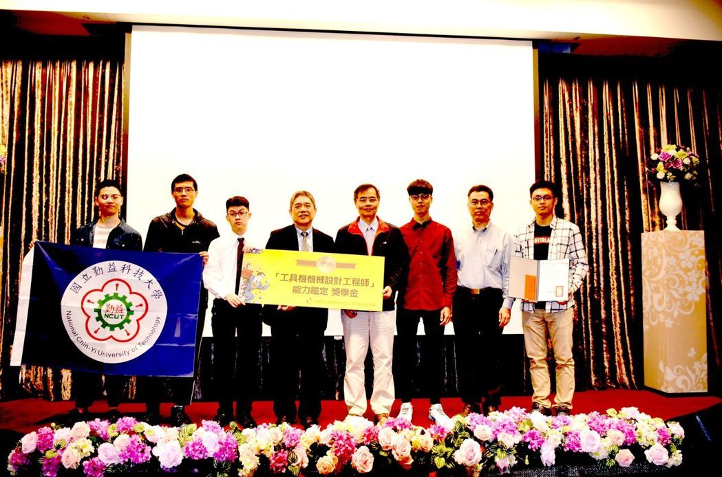 理事長嚴瑞雄（右五）親自頒發獎狀及獎學金予5位獲證同學。